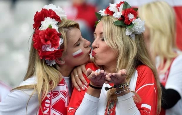 Nụ hôn của hai CĐV Ba Lan